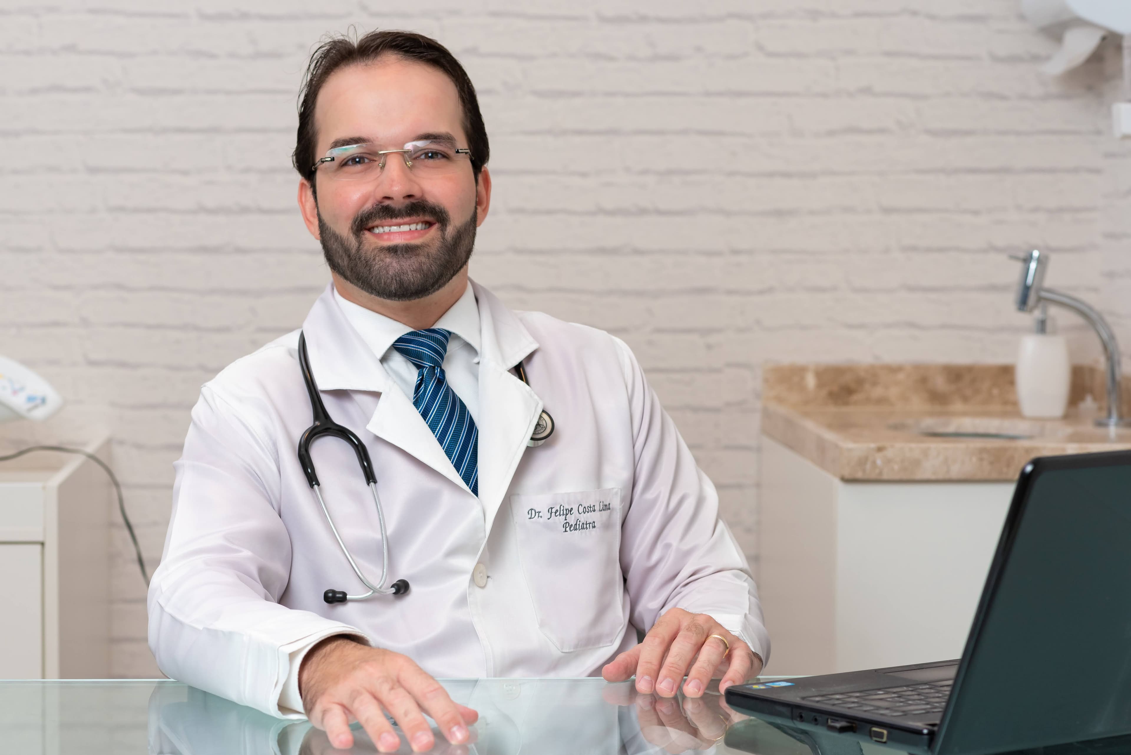 Dr. Felipe Costa Lima